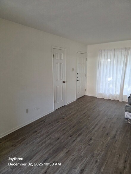 Living Room - 905 N 24th St