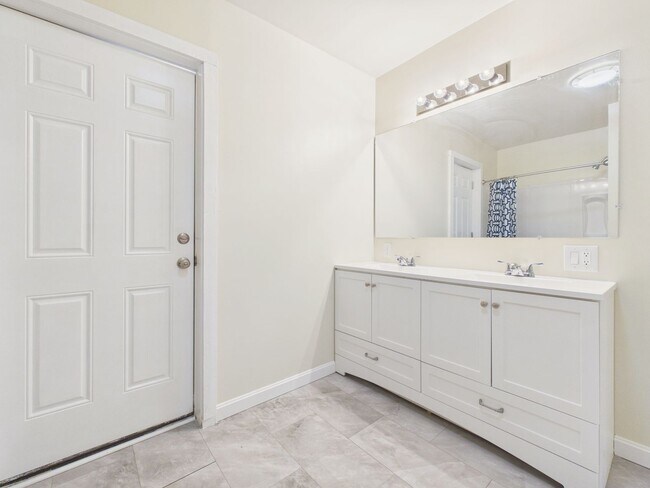 Building Photo - Large 4 Bedroom Single Family on Reily St.