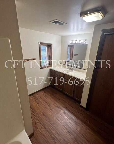 Main Bath - 14360 S Grange Rd