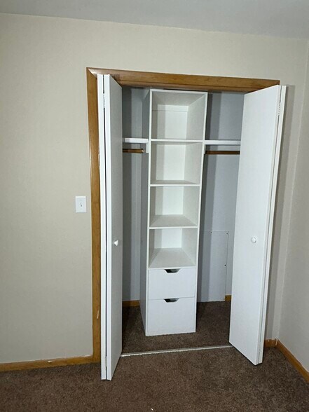 Building Photo - 400 Rainbow Dr