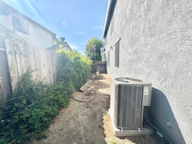 Building Photo - Beautiful 5 bed 3 bath Home in Wildhorse