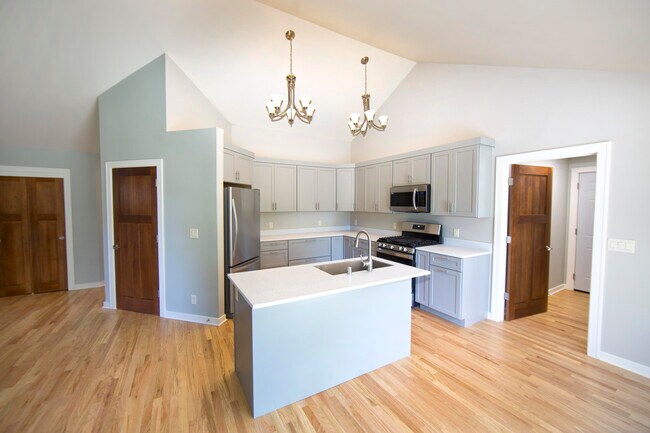 Building Photo - 1255 Westwood Dr