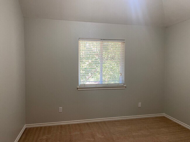 Building Photo - 4 BEDROOM IN RED ROCK, BELTON ISD