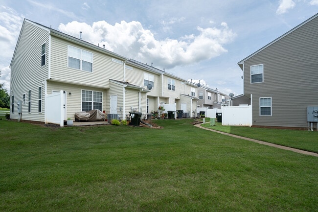 Building Photo - 25 Stratus Ct