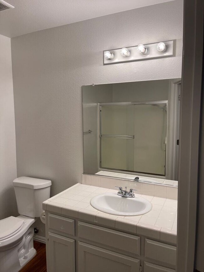 Building Photo - Turlock 2 Bedroom 2 Bath with Garage Triplex