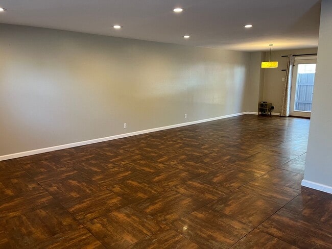 Building Photo - 2 Bed 3 Bath Townhouse on the golf course!