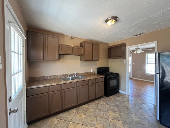 Building Photo - THREE BEDROOM ONE BATH HOME!