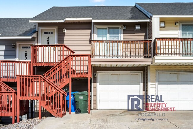 Primary Photo - 3 bedroom 2 Bath Townhouse - 1 Car Garage