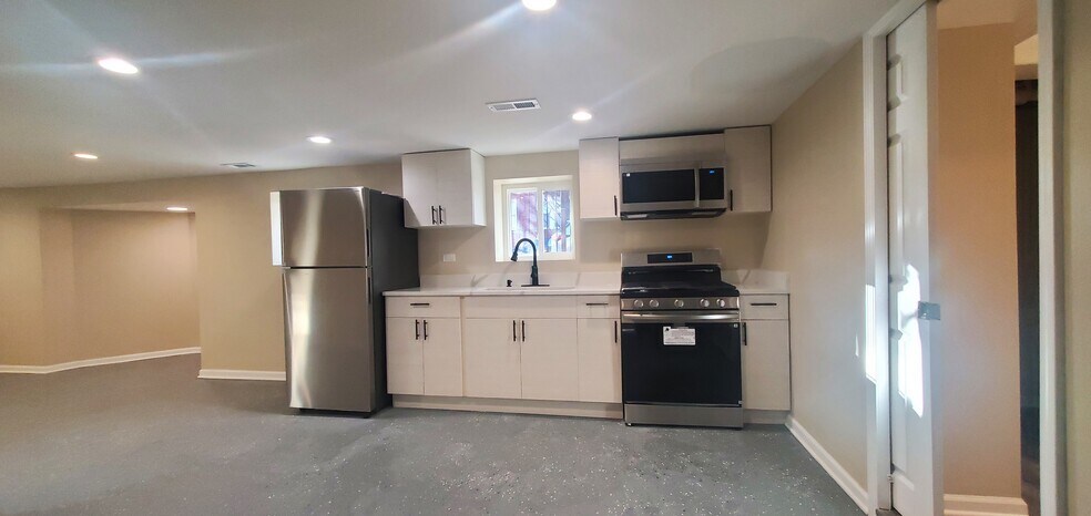 Building Photo - 3658 W Cortland St