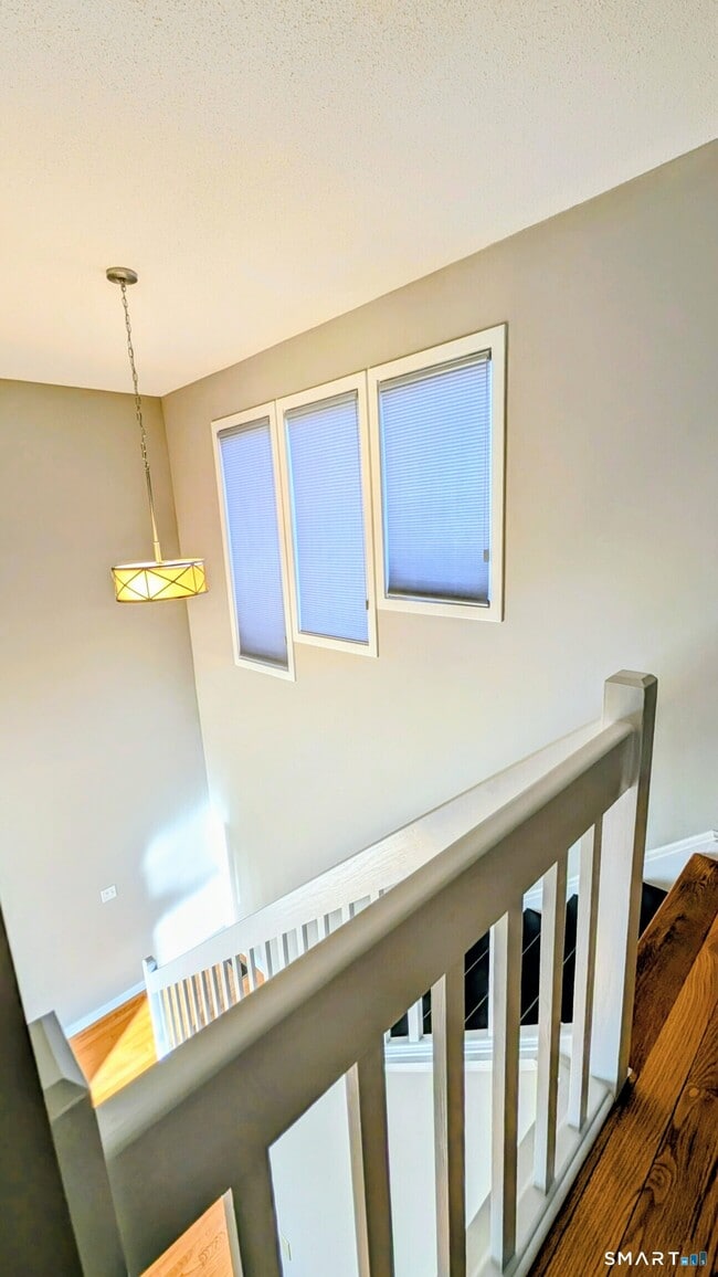 Building Photo - 10 Ledgewood Dr