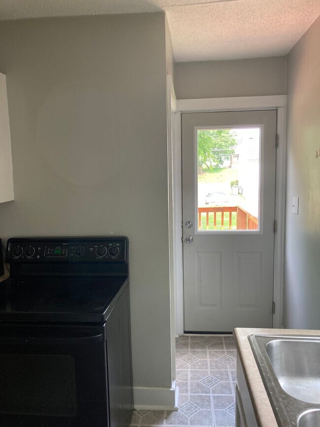Building Photo - Rental Amount REDUCED!
