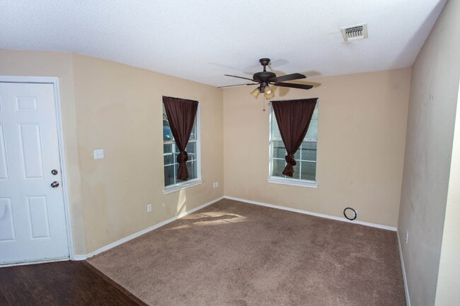 Building Photo - Charming 3-Bedroom Home Near Downtown Pens...