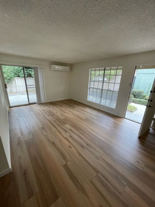 Building Photo - 4BD 2BA Townhouse located in Mira Mesa