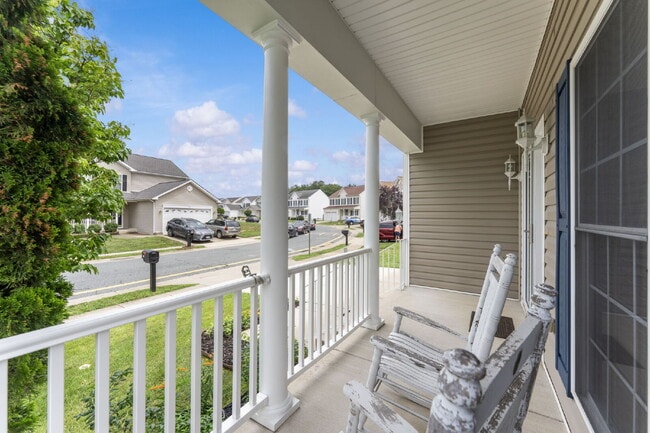 Building Photo - Welcome home to this well-maintained 4-bed...