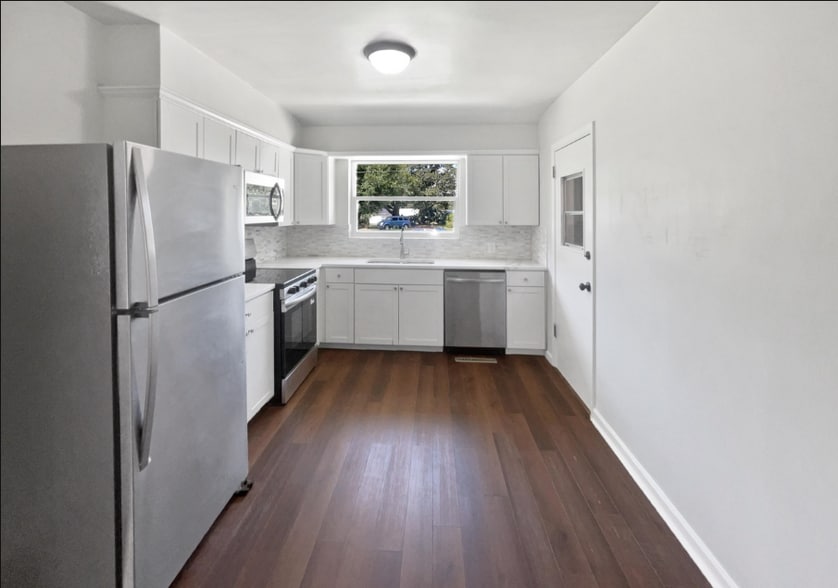 Building Photo - 8308 Manavista St