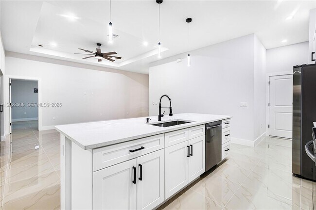 Building Photo - 450 Mercedes Ct