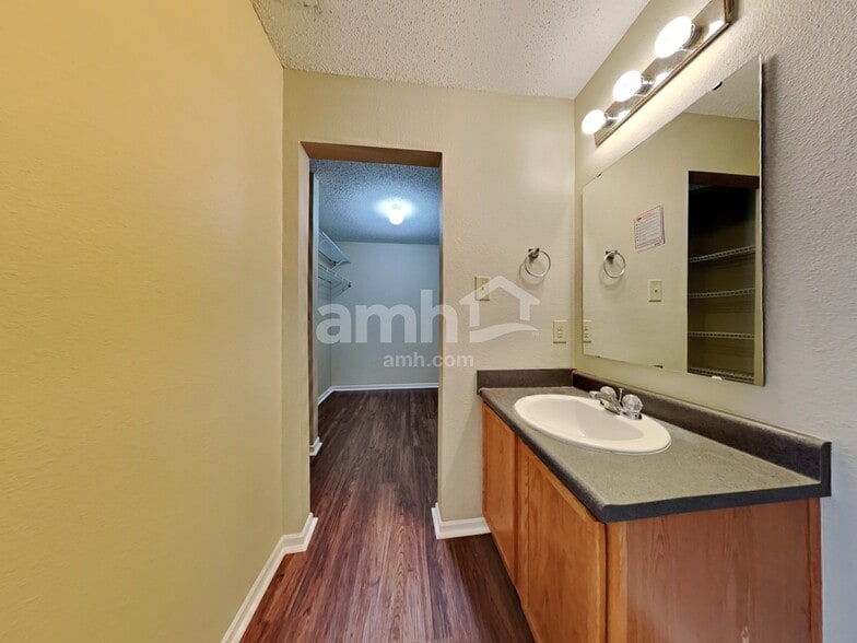 Building Photo - 2317 Bridlewood Dr