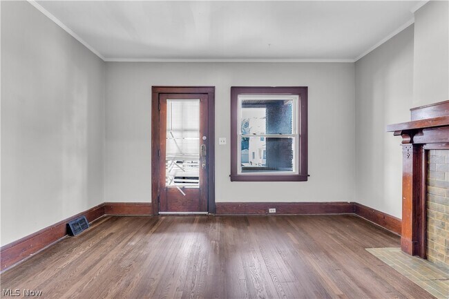 Building Photo - 1321 W 85th St