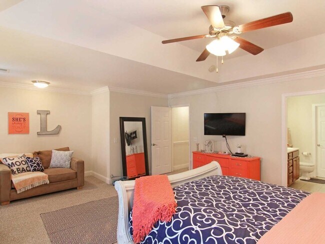 Building Photo - Your Perfect Summerville Retreat: 3BR Townhome with Garage
