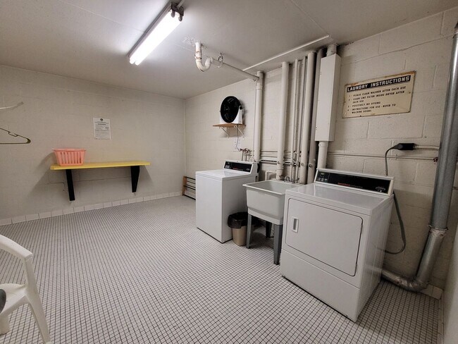 Building Photo - 2 Bedroom Condo - Greentree - Many Amenities!!