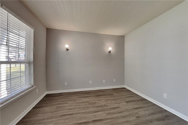 Building Photo - 1675 Huntcrest Park SW