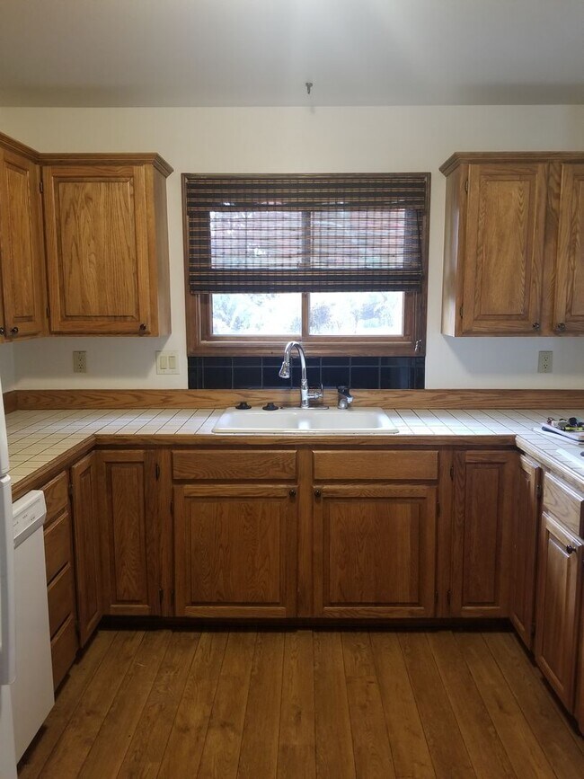 Building Photo - Bellevue Manor 2br 2ba Double garage