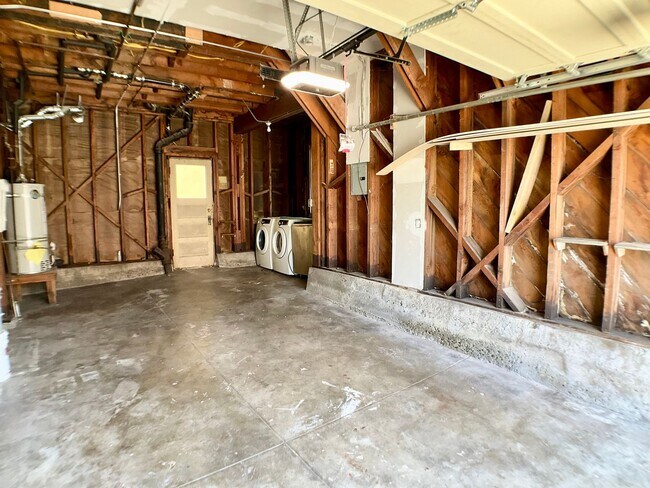 Building Photo - Remodeled! GARAGE PARKING Included! IN-UNI...
