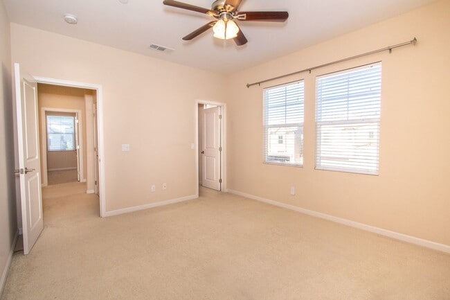 Building Photo - 4 Bed / 2.5 Bath Home with Premium Panoram...