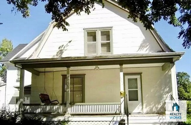 Primary Photo - Large 2+1 Bedroom Home!