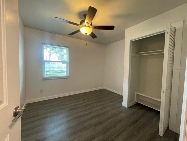 Building Photo - 3202 W Coachman Ave