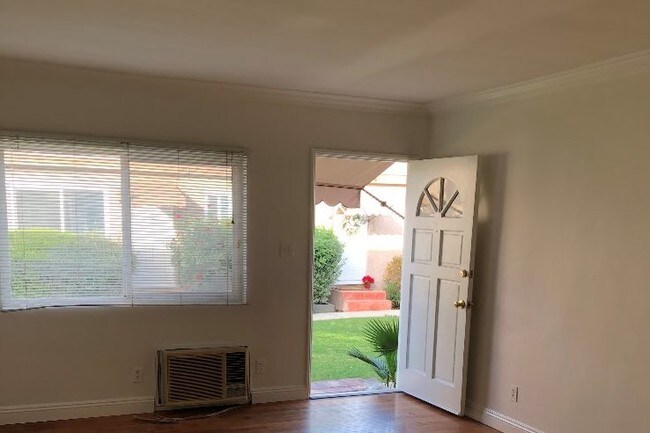 Entry - 5549 Costello Ave