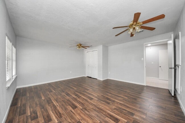 Building Photo - 2405 Pickerton Dr