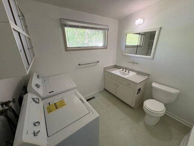 Building Photo - Charming Home, new carpet, laundry, backyard