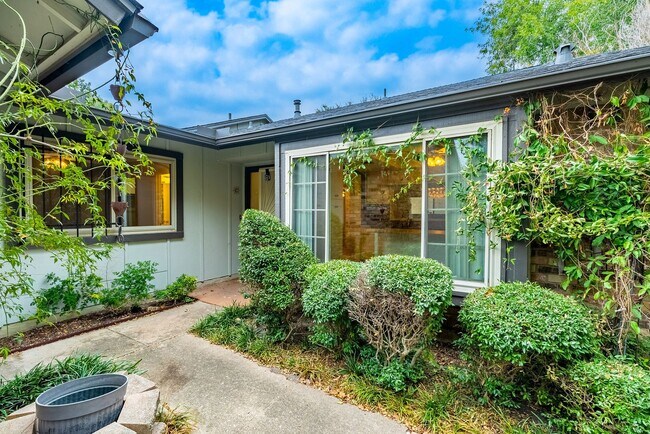 Building Photo - Stunning 2 Bedrooms, 2 Bathrooms in Quail ...