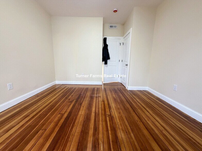 Building Photo - 5 Lowell Cir