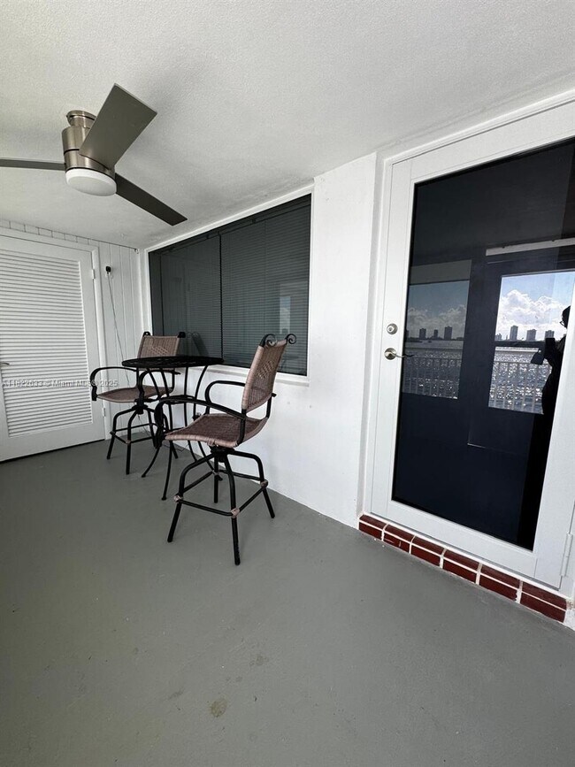Building Photo - 100 Shore Ct