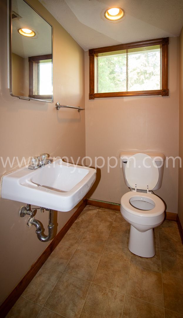 Building Photo - Great 3-Bedroom House on Westwood Lane