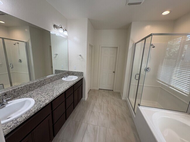 Building Photo - Comfortable NW Visalia Home Rent Ready!