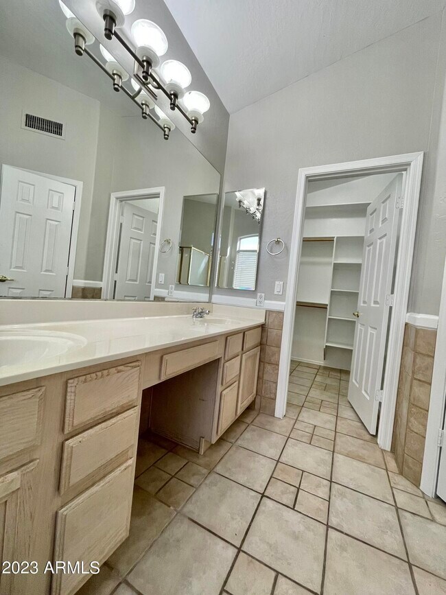 Building Photo - 4939 W Erie St