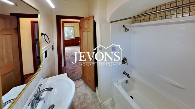 Building Photo - $895 Rent Credit - Charming 3-bedroom home with washer and dryer, an equipped kitchen, and nearby...