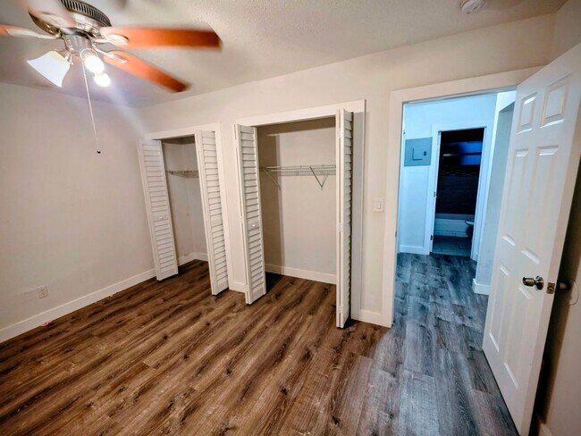 Building Photo - LC 13:22-24 SW 10th St