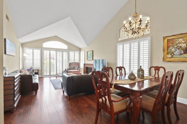 Building Photo - Beautiful Orange County Upstairs Condo! Must See!!