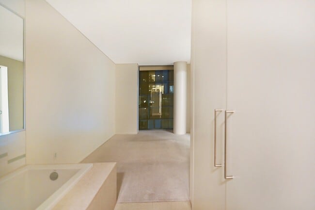 Building Photo - Veer Towers 2210E-CityCenter Views from th...