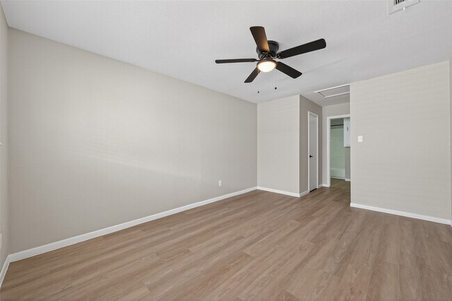 Building Photo - 427 Hollyvale Dr