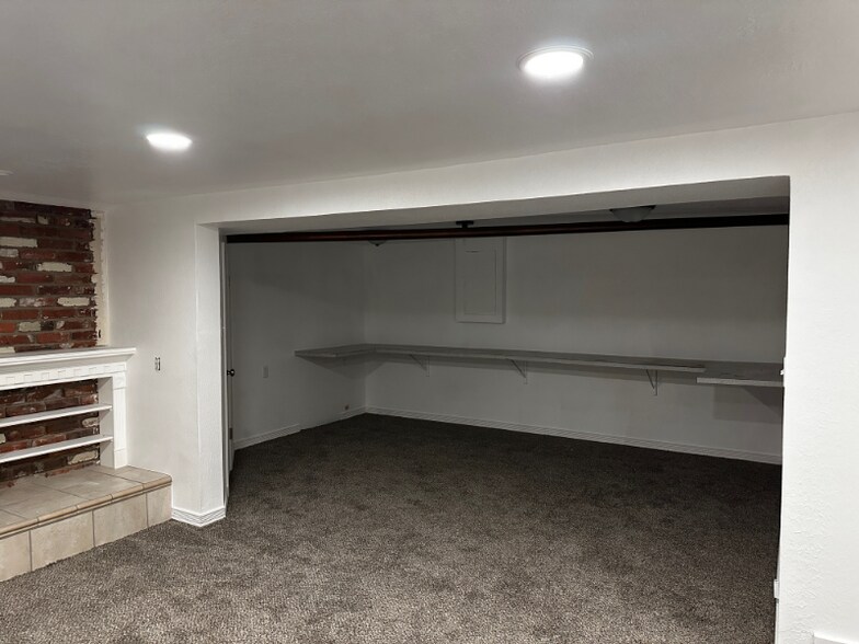 Building Photo - 2022 E Woodlawn Dr