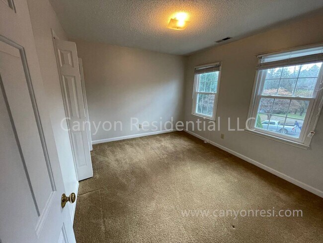 Building Photo - Beautiful 3b Room!Move in ready!