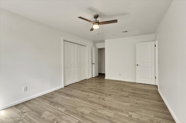 Building Photo - 9710 N Oak Cliff Dr