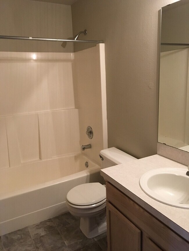 Building Photo - Orting 3bdr 1.5 bath Townhouse w/ garage