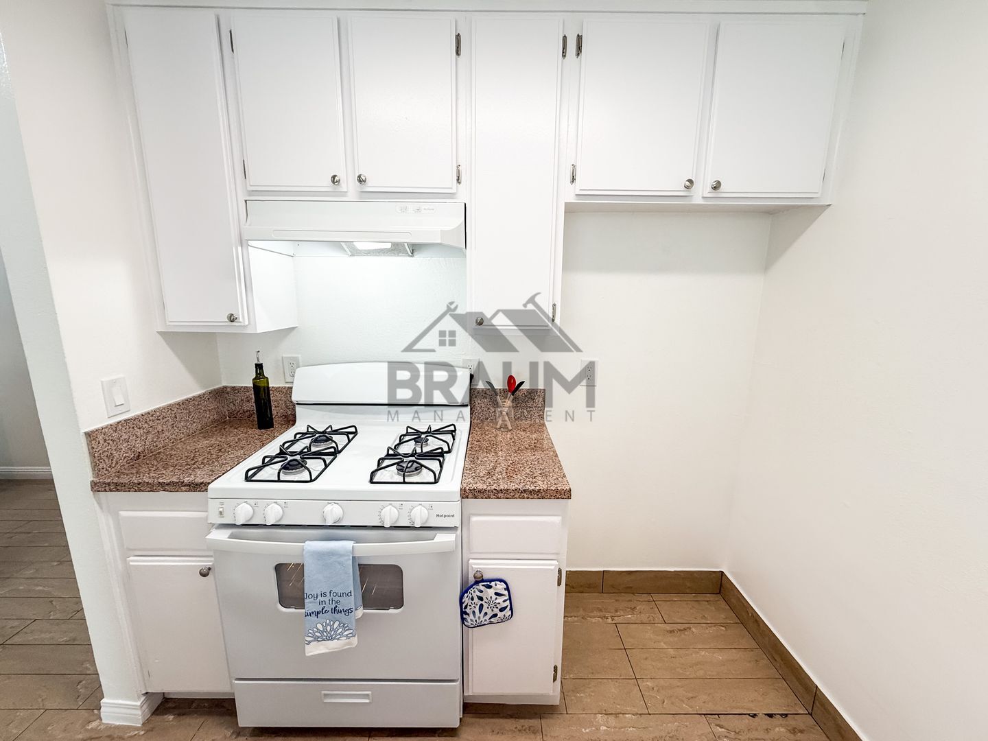 Building Photo - 6612 Sylmar Ave