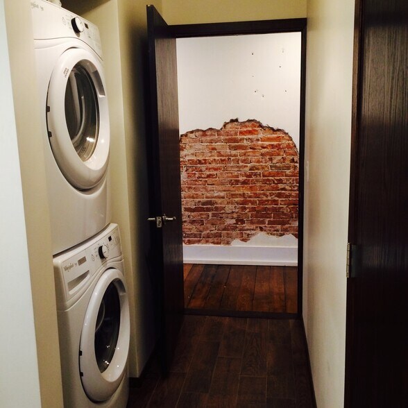 Building Photo - 106 N Main St